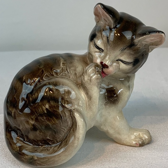 no name Other - Vintage Tall Striped Tabby Cat Figurine Ceramic Cat Licking Paw